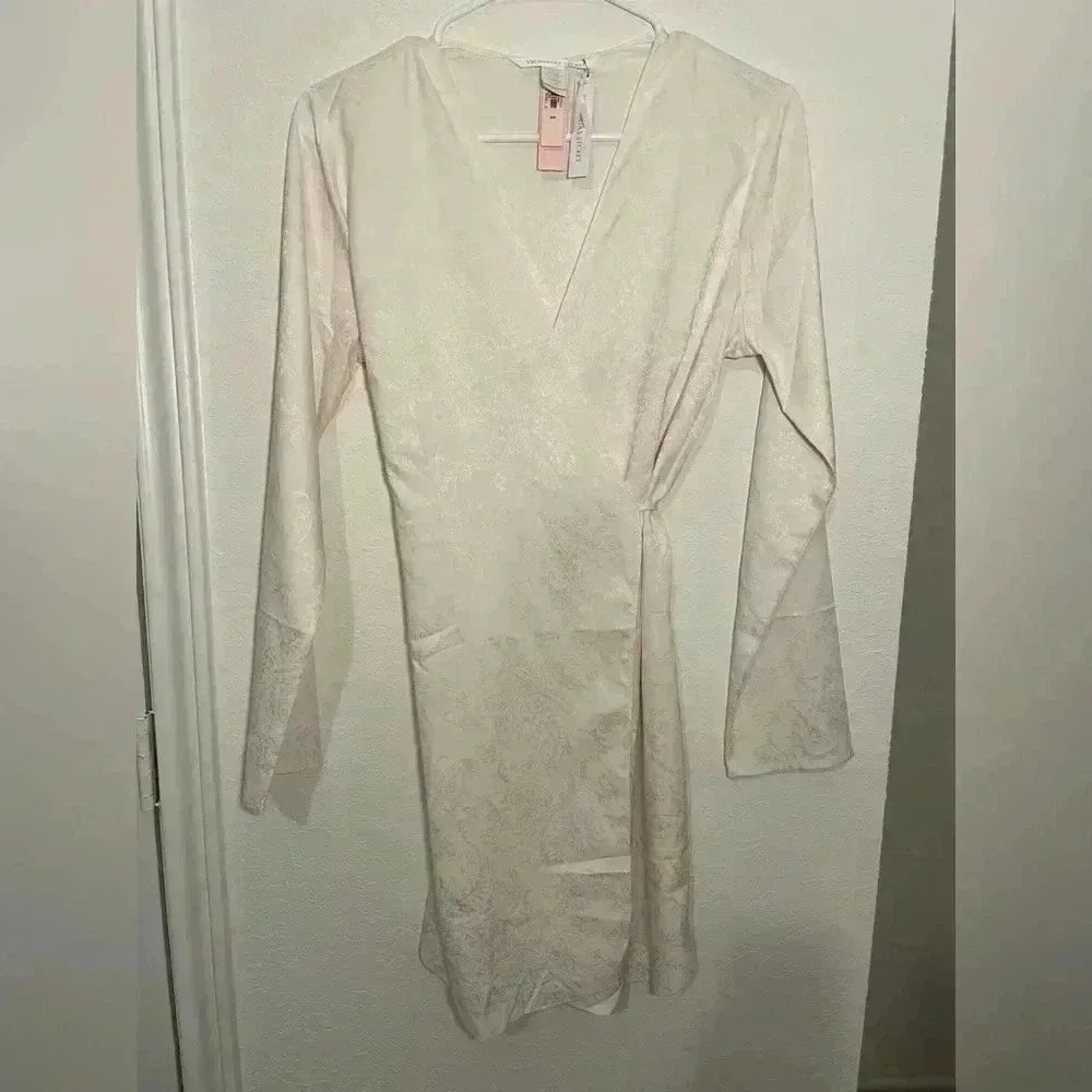 Victorias Secret Long Sleeve Off White Floral Wrap Lingerie Cover Up Size S